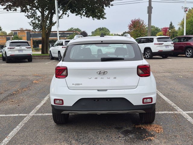 Used 2022 Hyundai Venue SEL FWD image 4