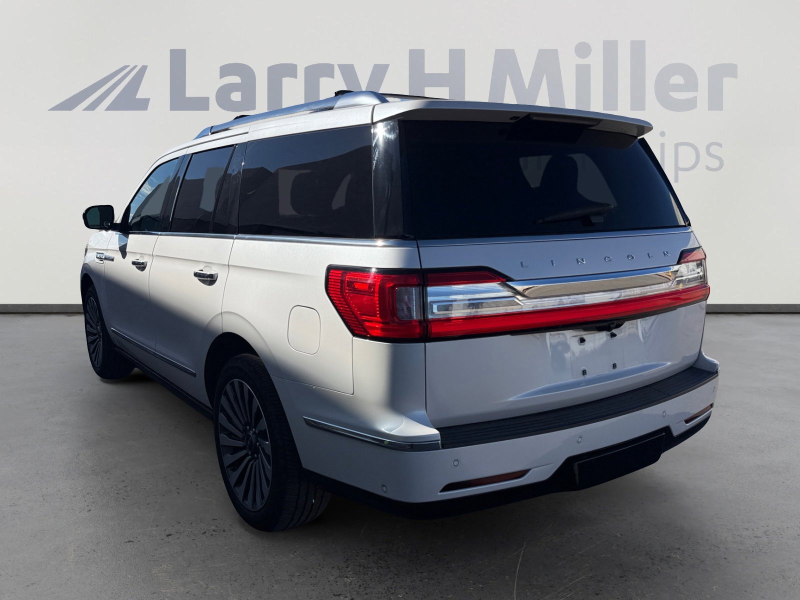 Used 2019 Lincoln Navigator Reserve image 3