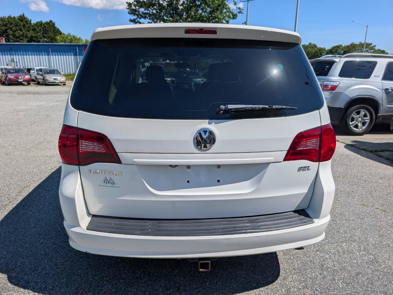 Used 2010 Volkswagen Routan SEL FWD image 5