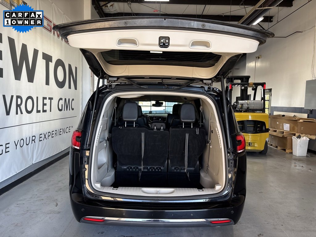 Used 2024 Chrysler Pacifica Touring-L image 32