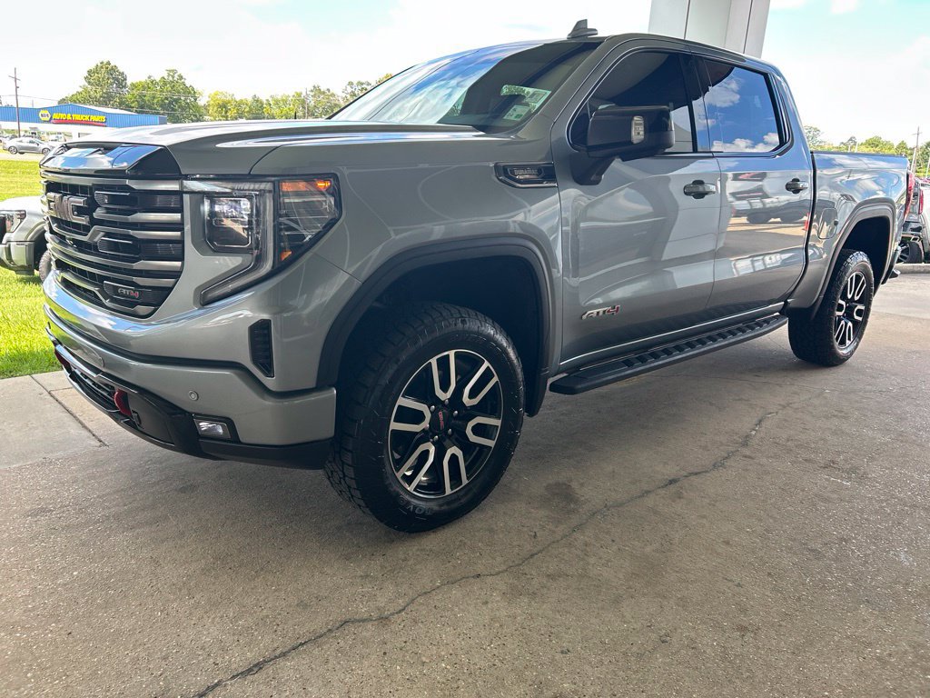 Used 2025 GMC Sierra 1500 AT4 w/ AT4 Premium Package AWD/4WD image 4
