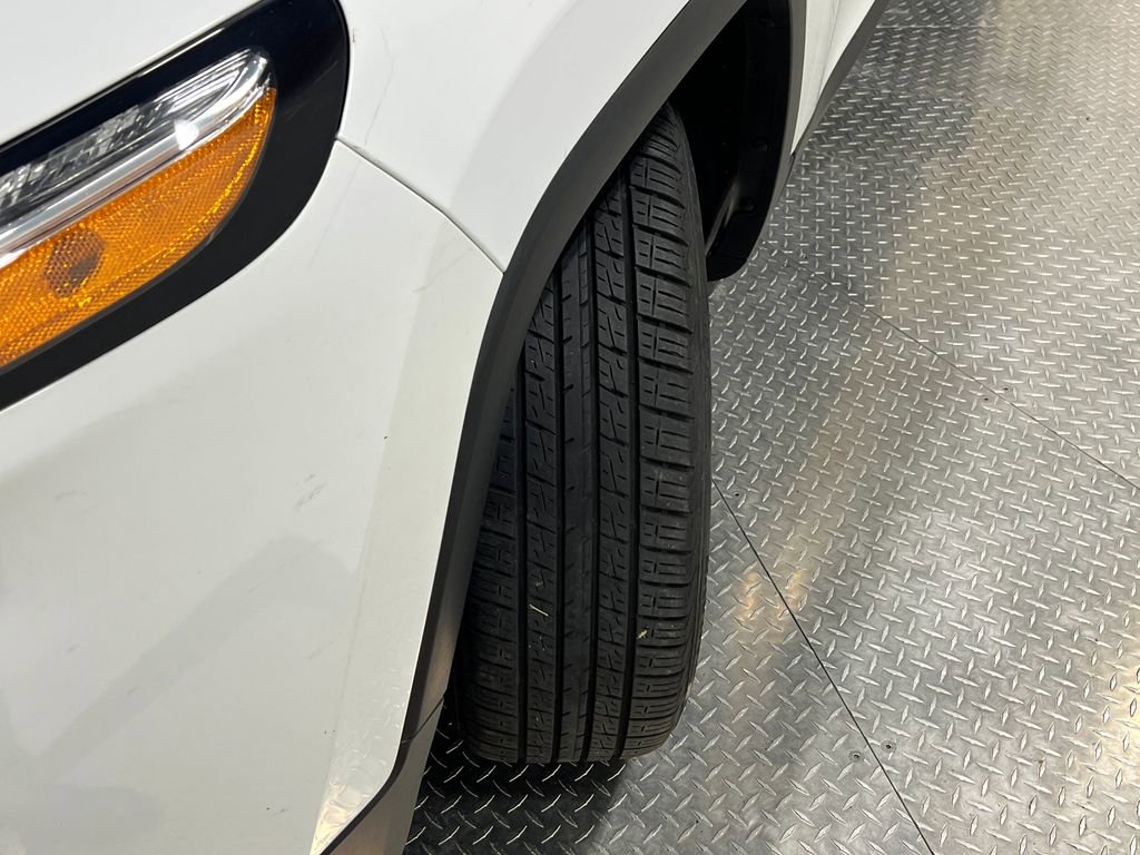 Used 2018 Jeep Cherokee Latitude Plus w/ Comfort/Convenience Group image 35