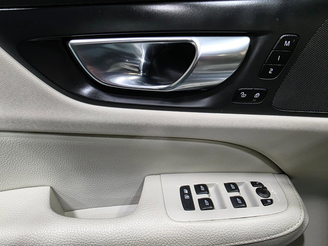 Used 2021 Volvo S60 T5 Momentum w/ Premium Package image 18