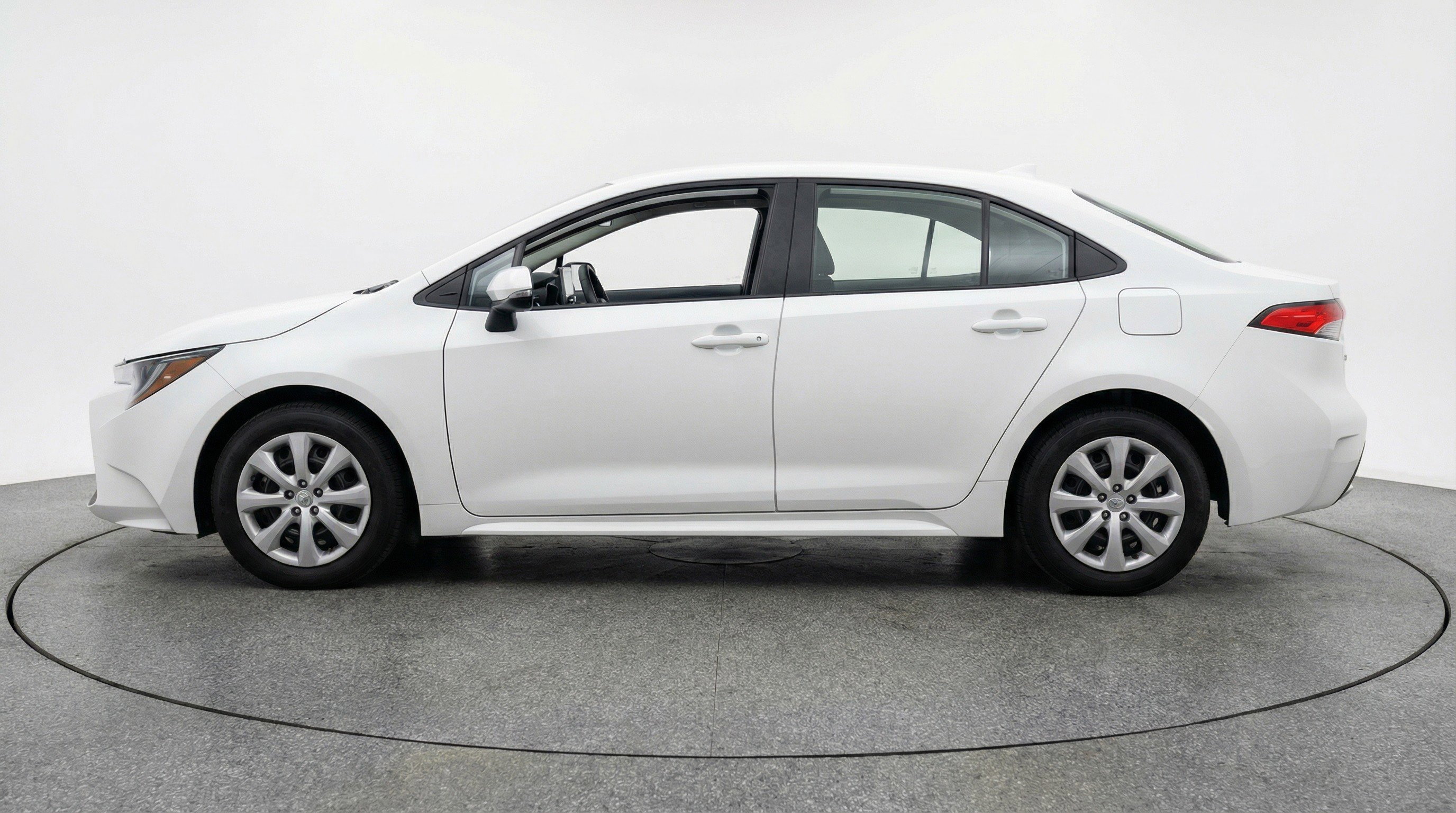 Used 2025 Toyota Corolla LE FWD image 5