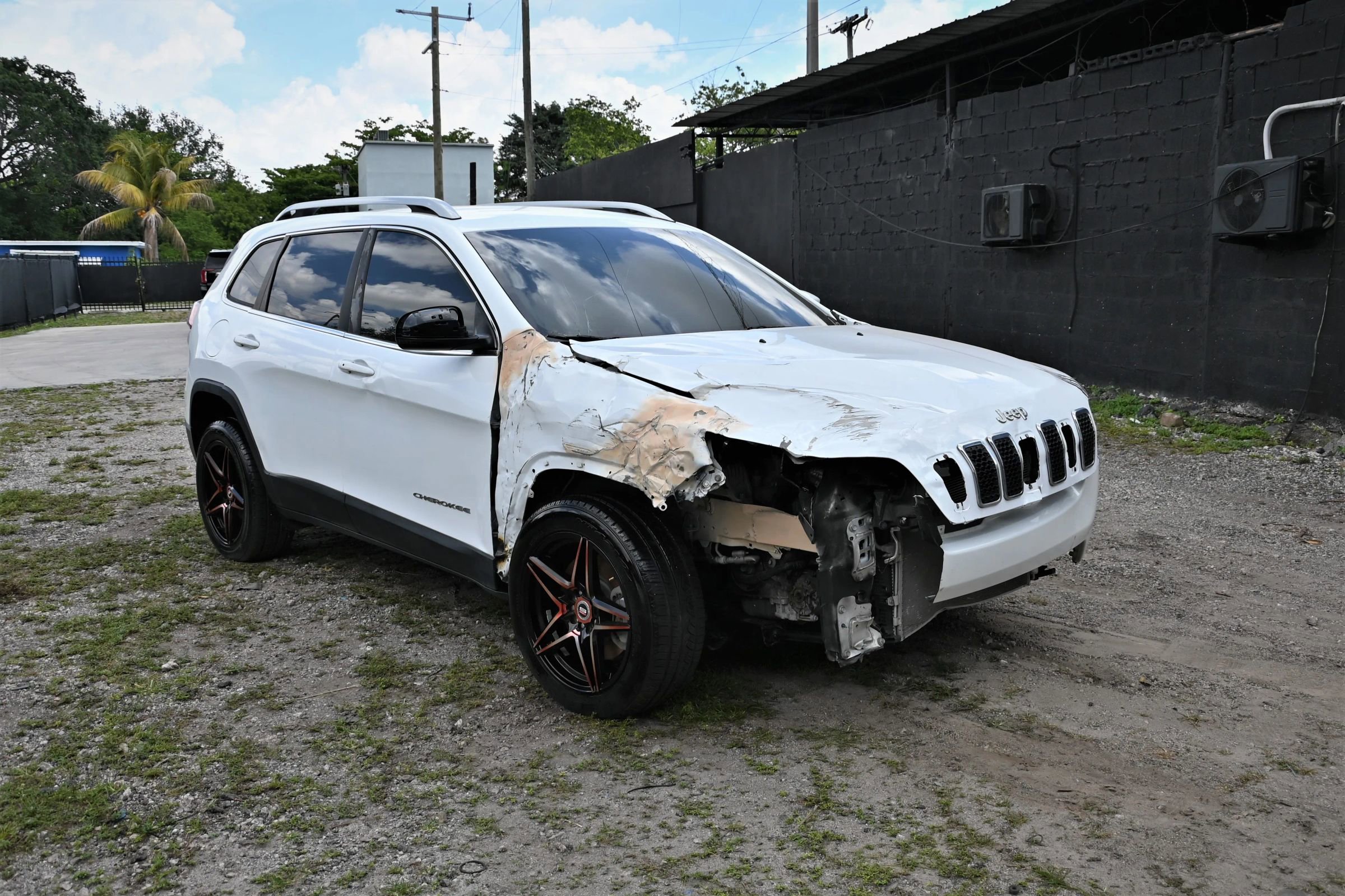 Used 2019 Jeep Cherokee Limited FWD image 2