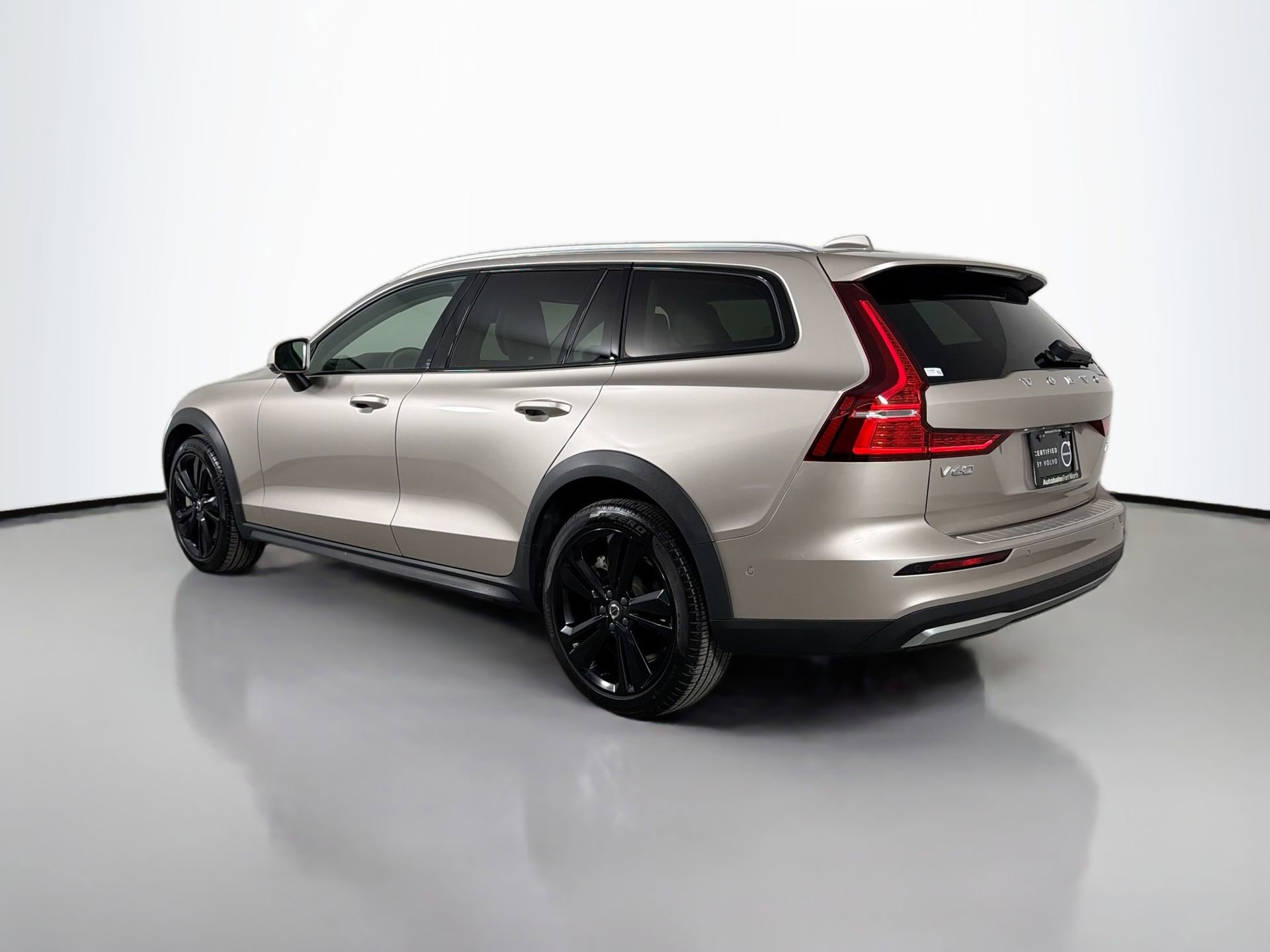 Used 2023 Volvo V60 B5 Cross Country Plus w/ Protection Package Premier image 8