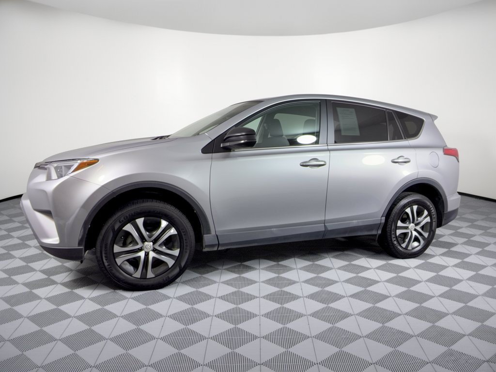 Used 2018 Toyota RAV4 LE FWD image 2
