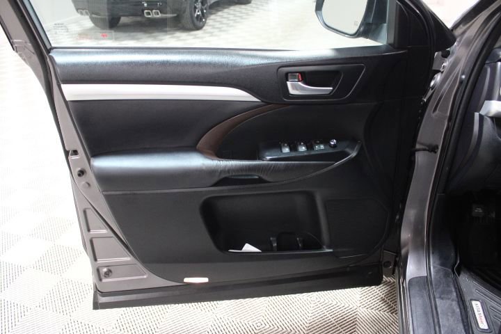 Used 2015 Toyota Highlander XLE image 18