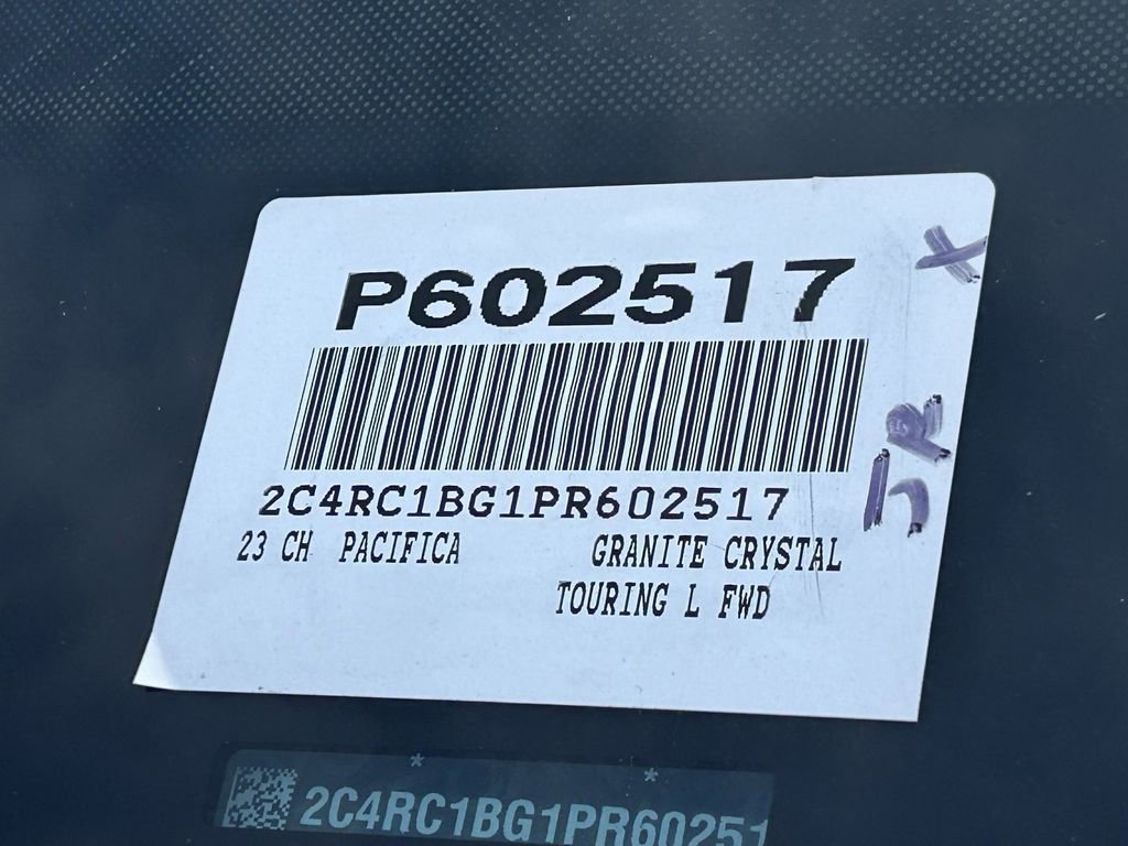 Used 2023 Chrysler Pacifica Touring-L image 32