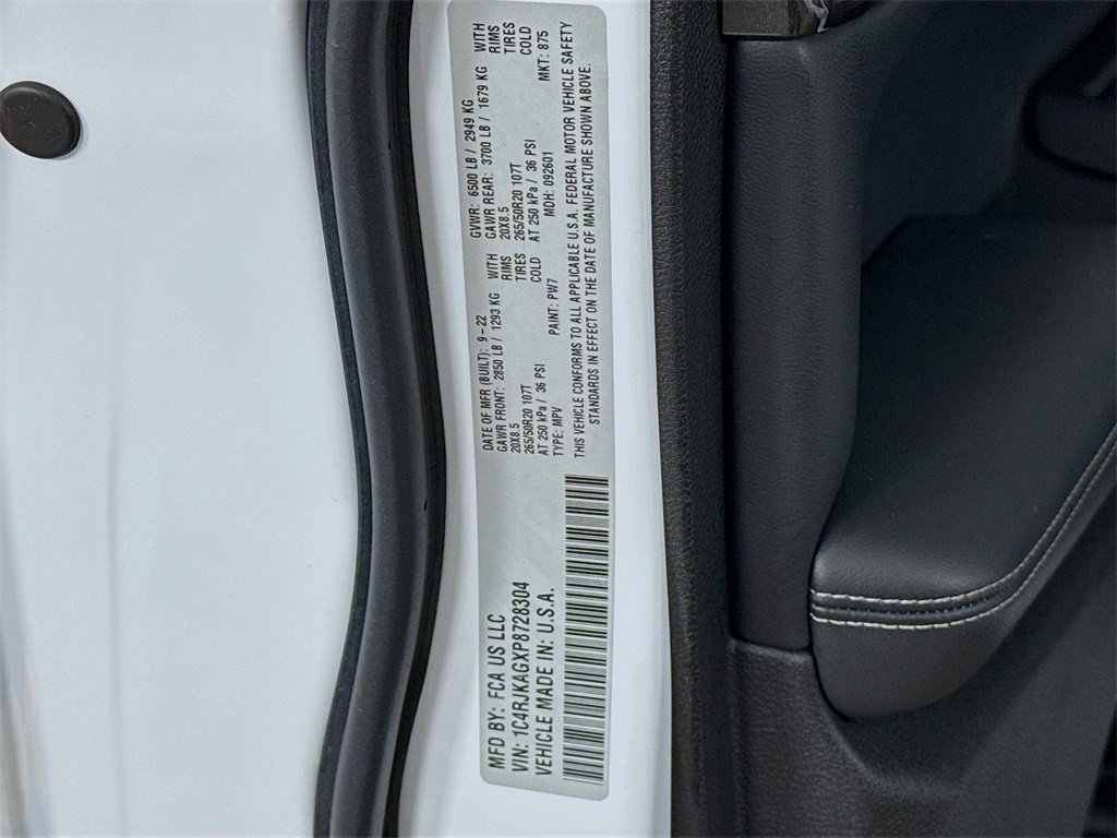 Used 2023 Jeep Grand Cherokee L Laredo image 33