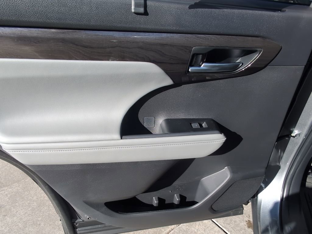 Used 2026 Toyota Highlander Limited image 23