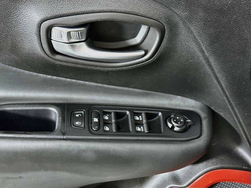 Used 2019 Jeep Renegade Trailhawk w/ Cold Weather Group II AWD/4WD image 22