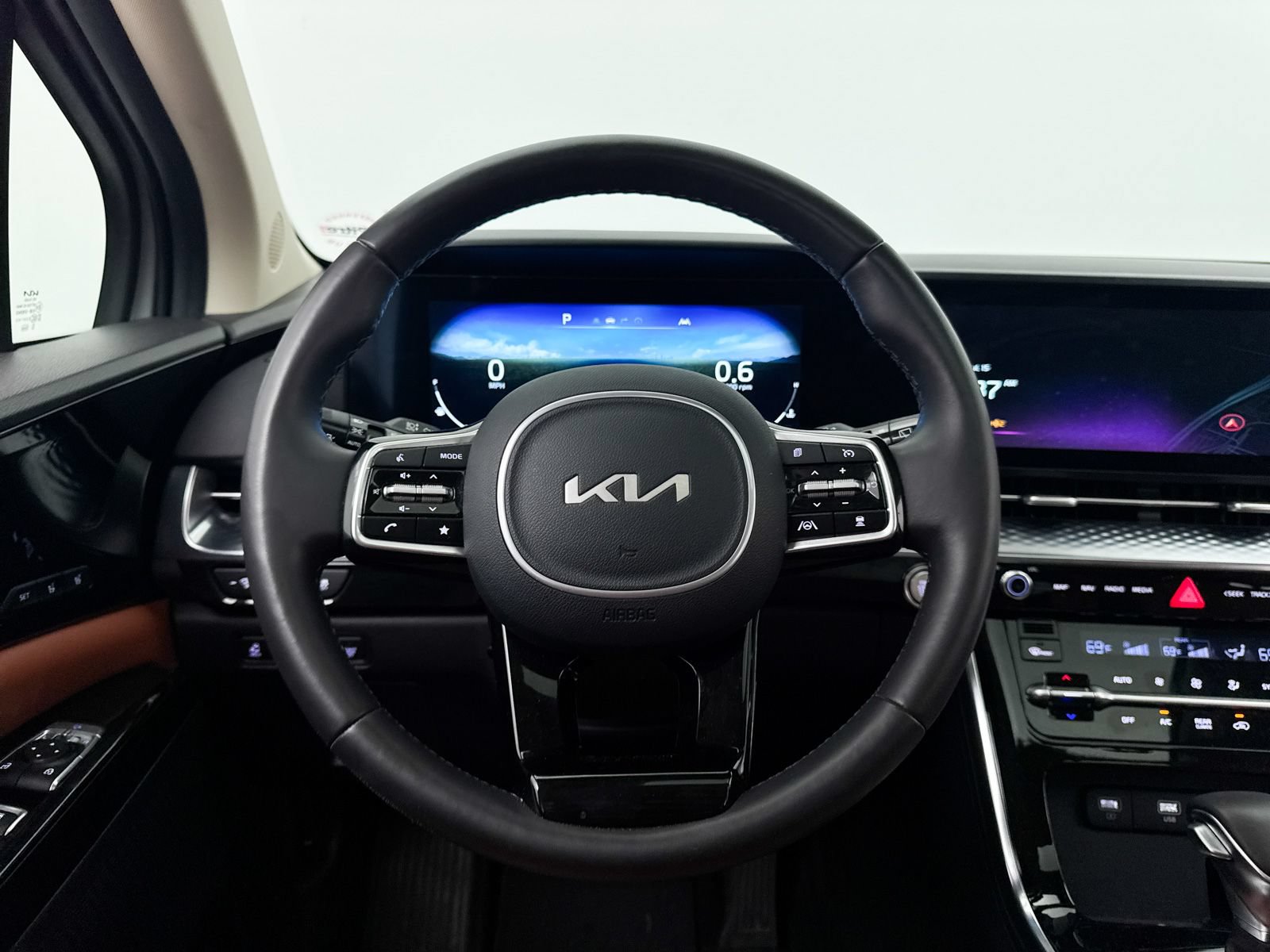 Certified 2024 Kia Carnival SX Prestige FWD image 4