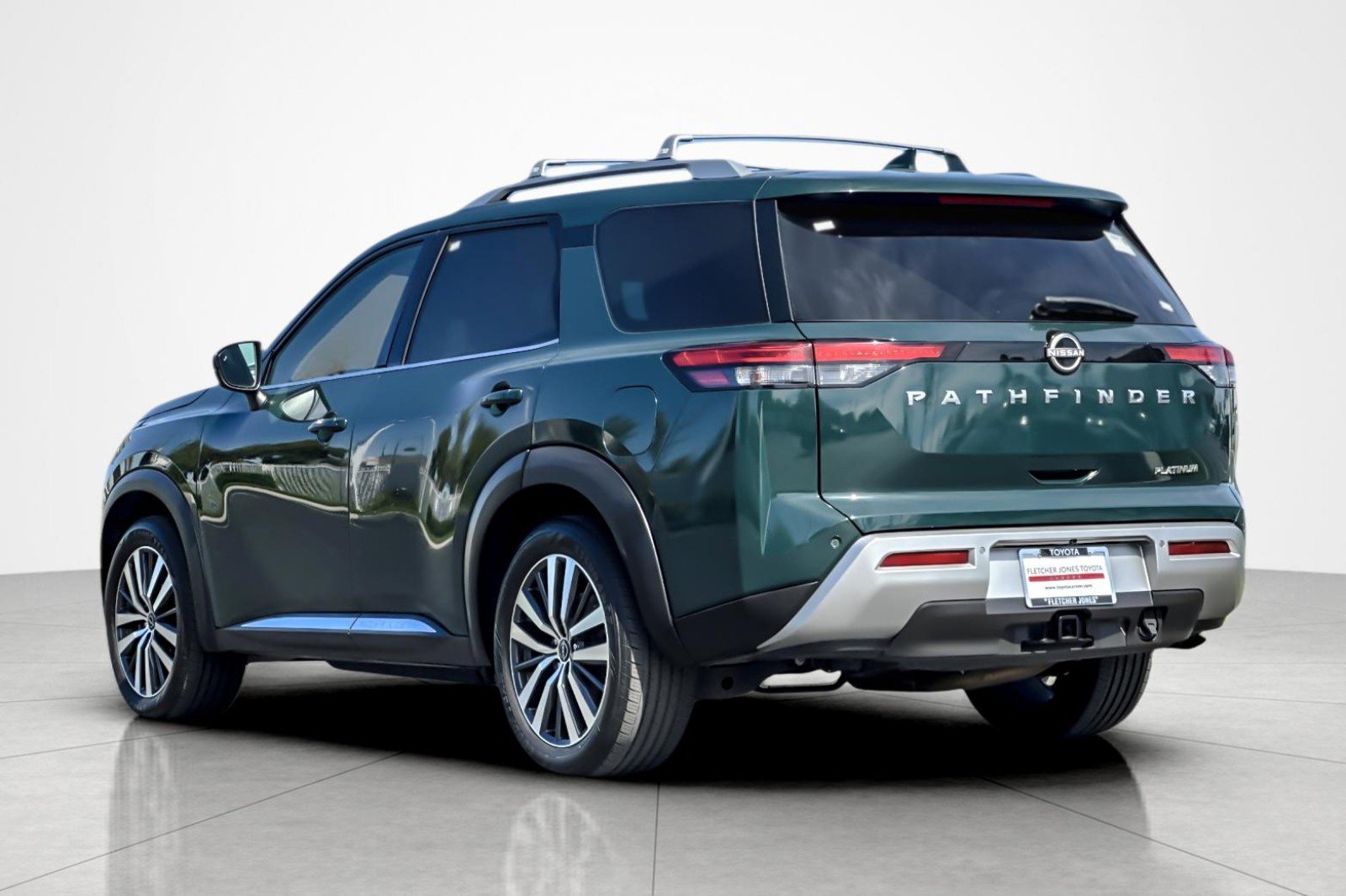 Used 2022 Nissan Pathfinder Platinum w/ Cargo Package image 3