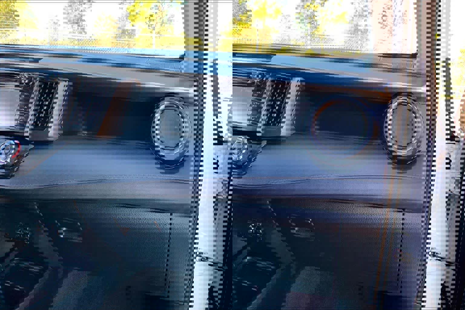 Used 2016 Toyota RAV4 LE image 18