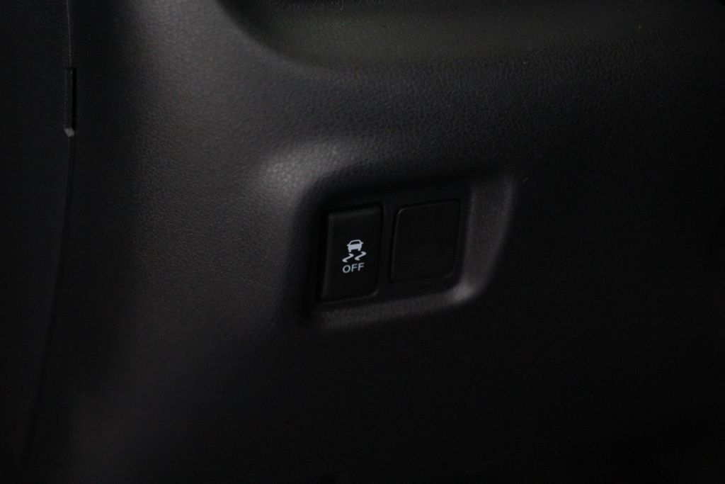 Used 2013 Nissan Versa SV w/ Convenience Pkg FWD image 34