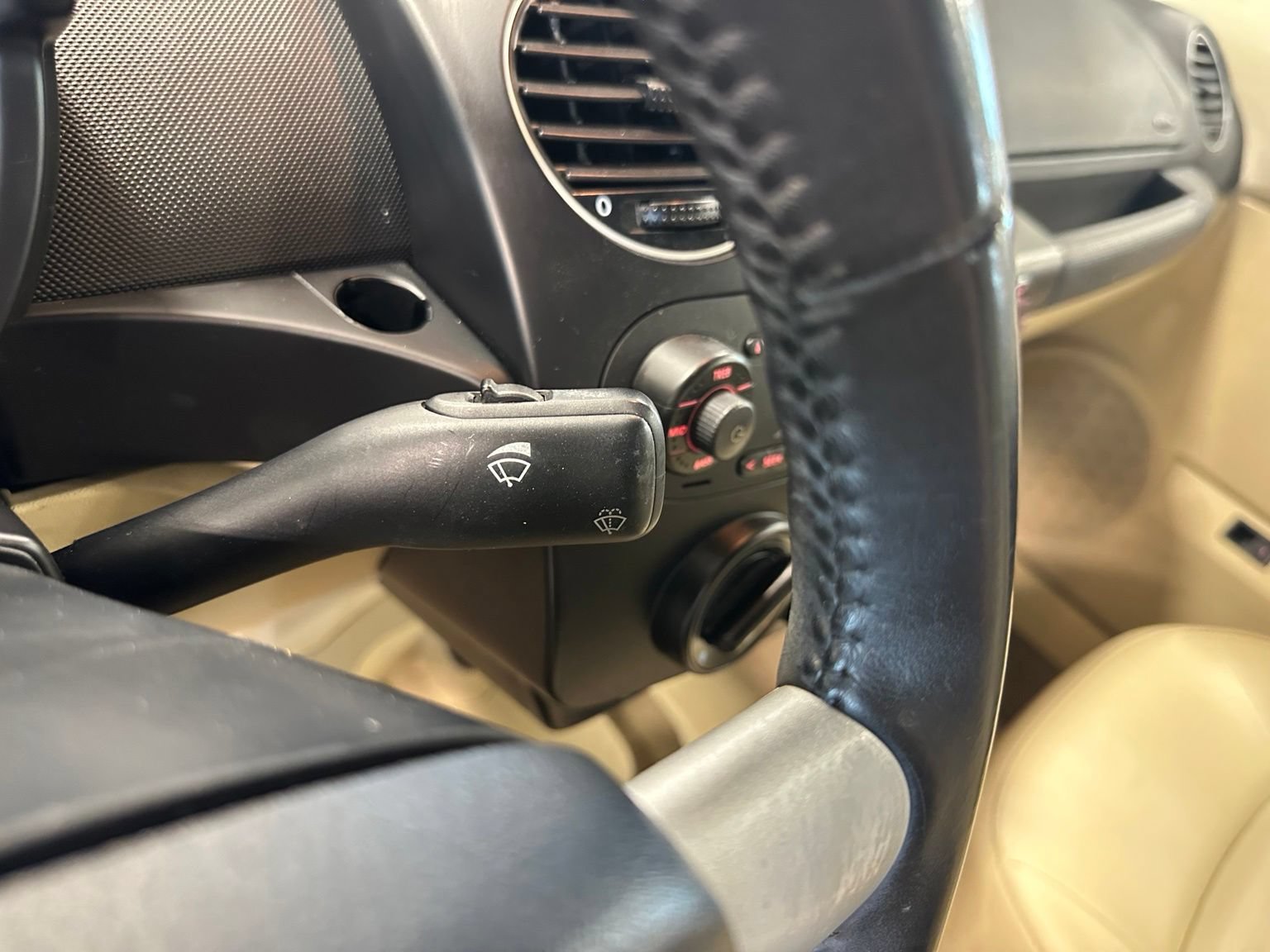 Used 2010 Volkswagen Beetle Final Edition FWD image 28