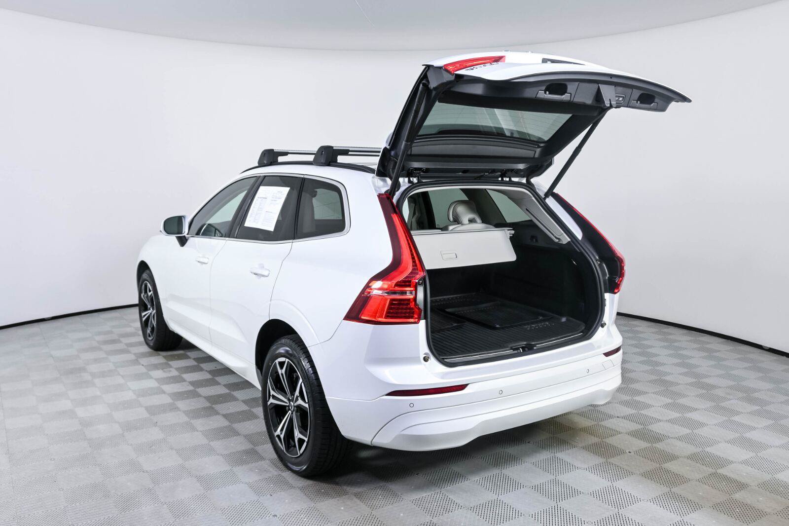 Certified 2022 Volvo XC60 B5 Momentum w/ Protection Package AWD/4WD image 29