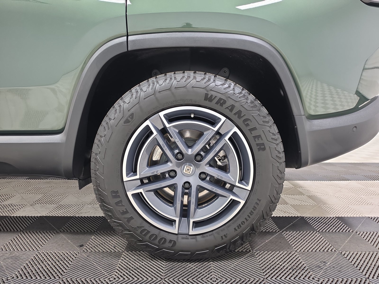 Used 2025 Rivian R1S Adventure Dual AWD/4WD image 10