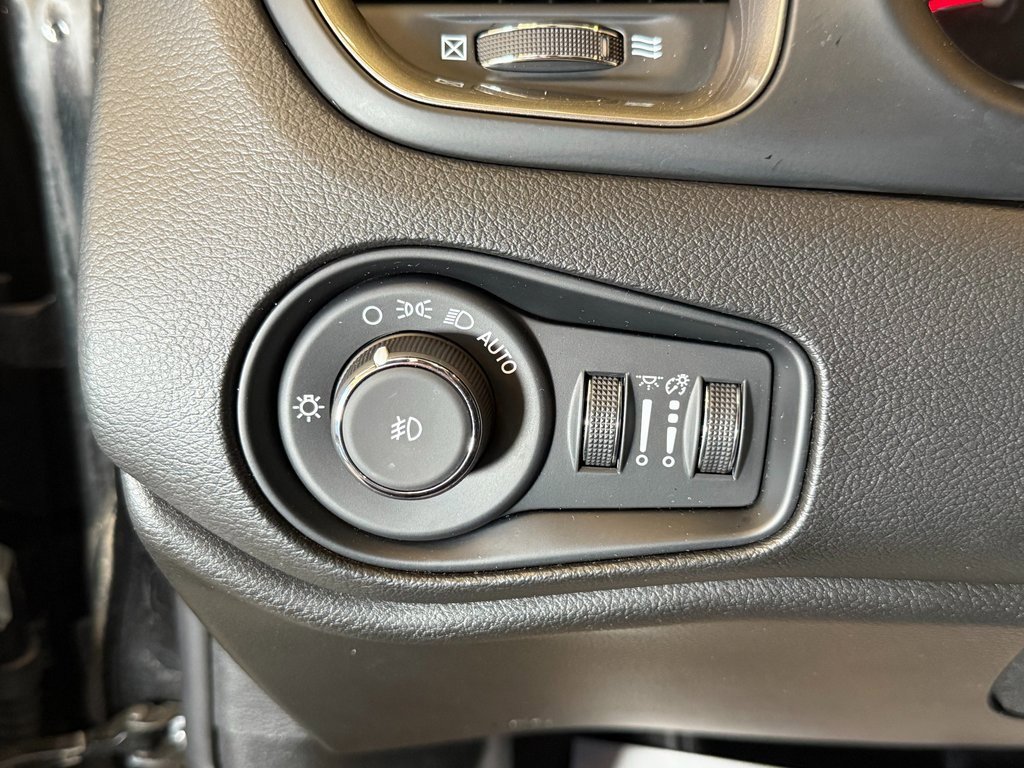 Used 2022 Jeep Renegade Latitude w/ Convenience Group image 17