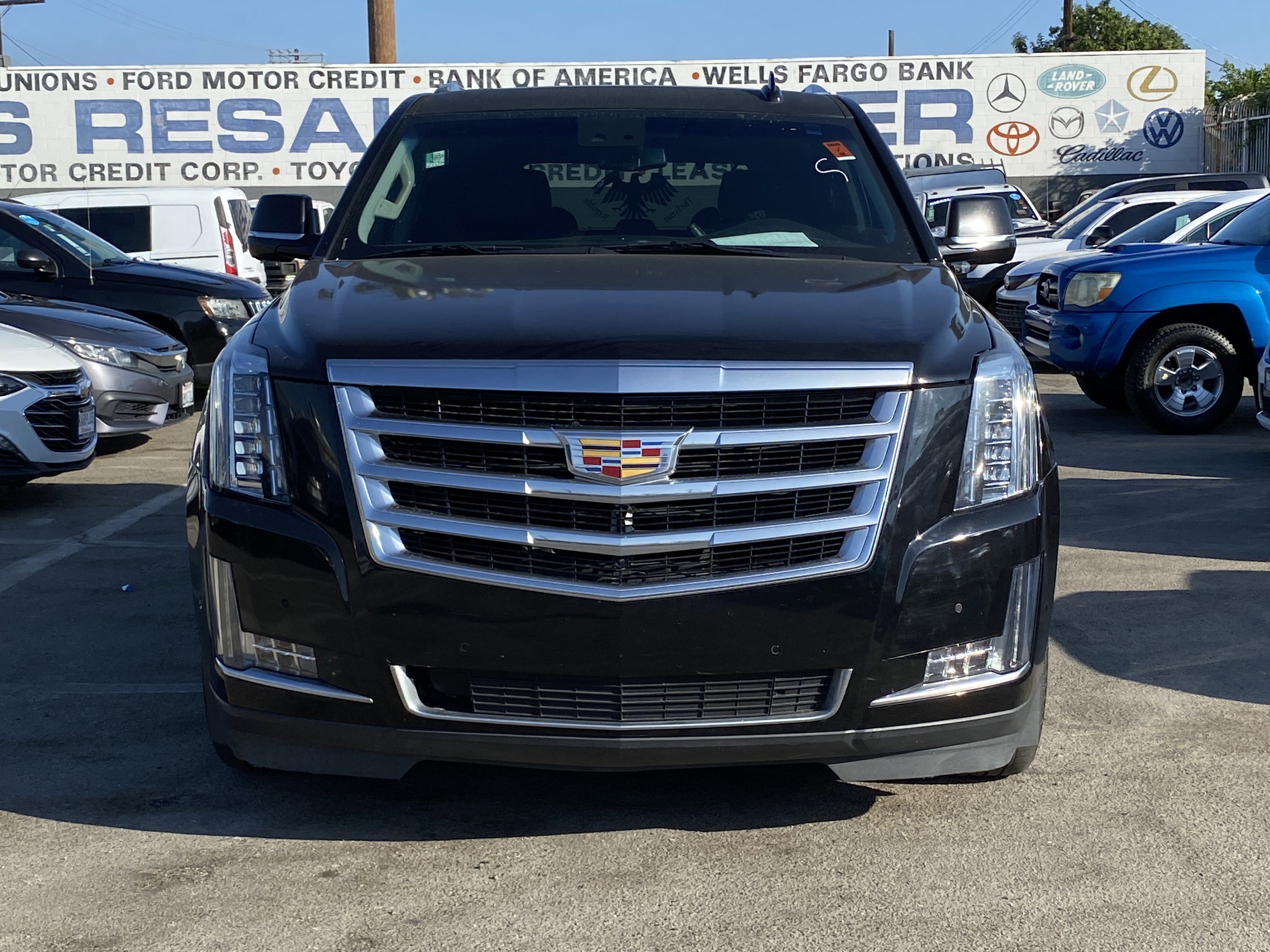 Used 2018 Cadillac Escalade Luxury image 3