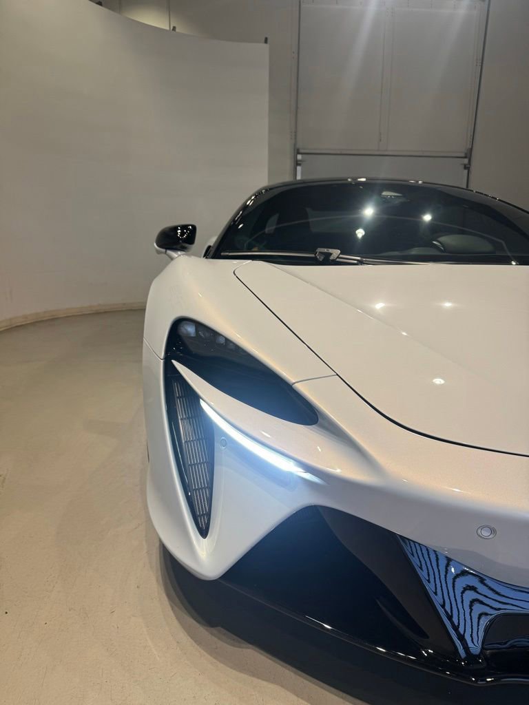 Used 2023 McLaren Artura RWD image 10