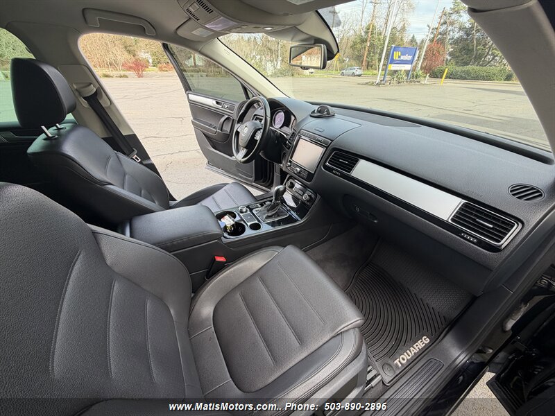 Used 2016 Volkswagen Touareg Sport AWD/4WD image 11