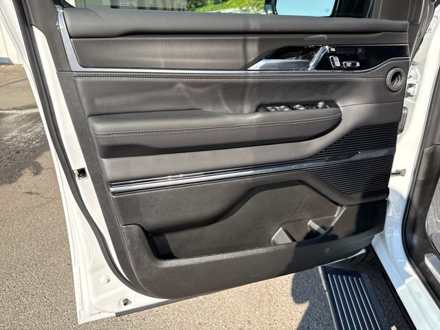 New 2026 Jeep Grand Wagoneer L Summit w/ Premium Group III AWD/4WD image 16