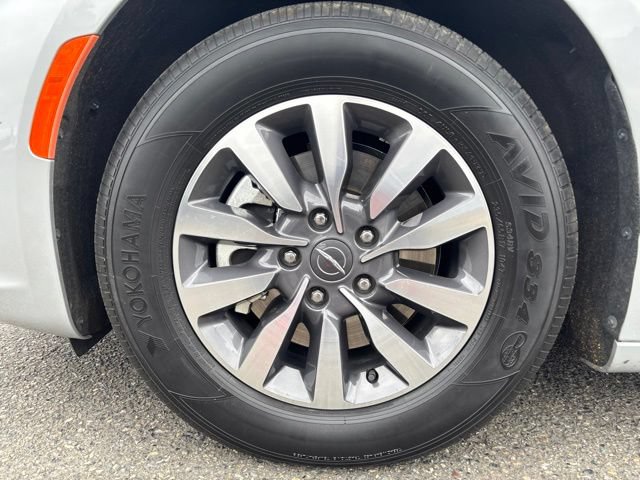 Used 2024 Chrysler Pacifica Limited FWD image 11