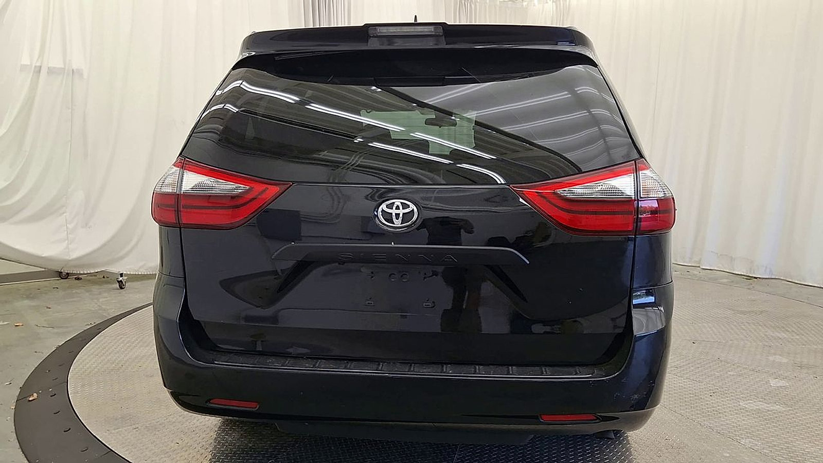 Used 2020 Toyota Sienna L FWD image 2