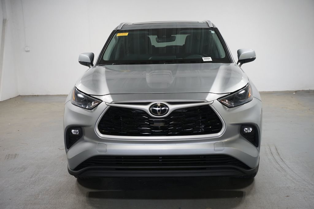 Certified 2024 Toyota Highlander XLE FWD image 2