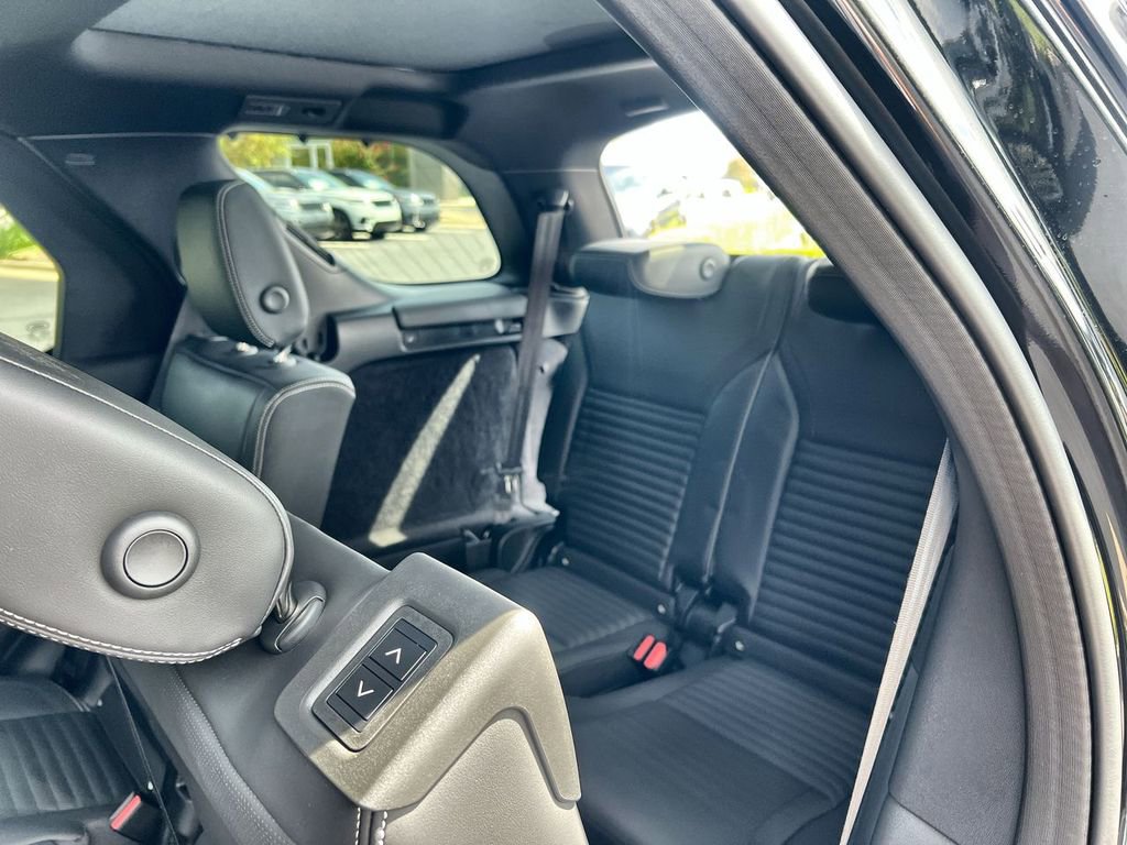 Certified 2025 Land Rover Discovery Metropolitan Edition image 19