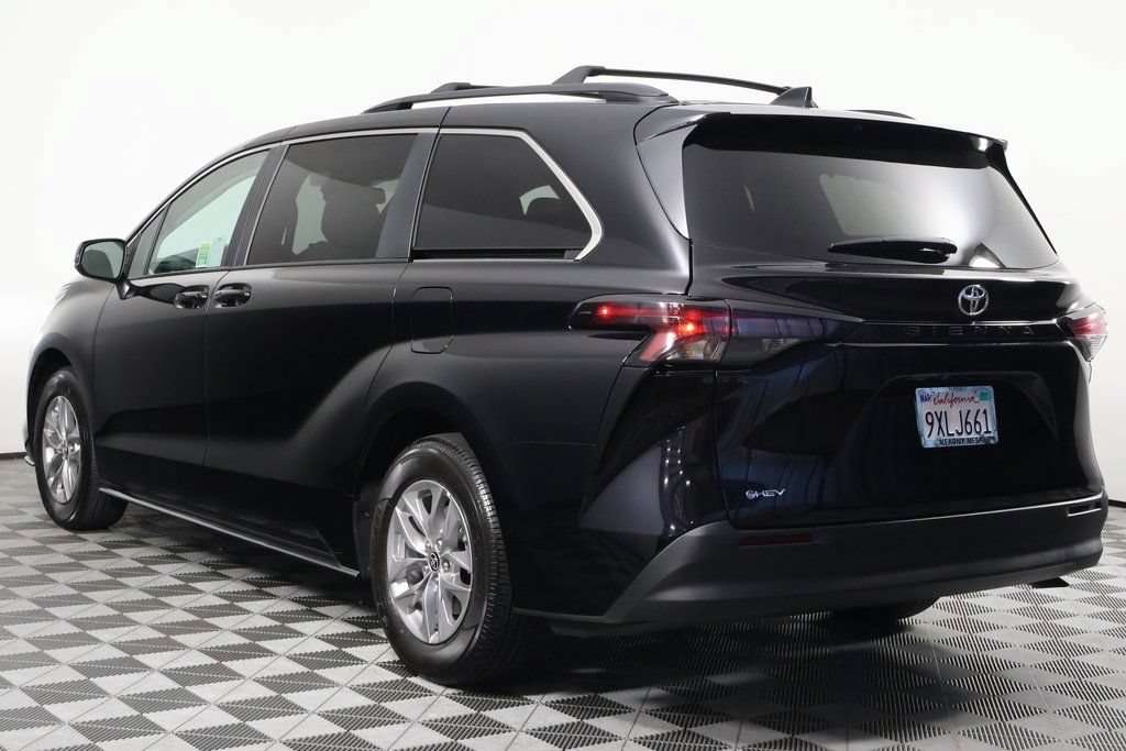 Used 2026 Toyota Sienna LE FWD image 6
