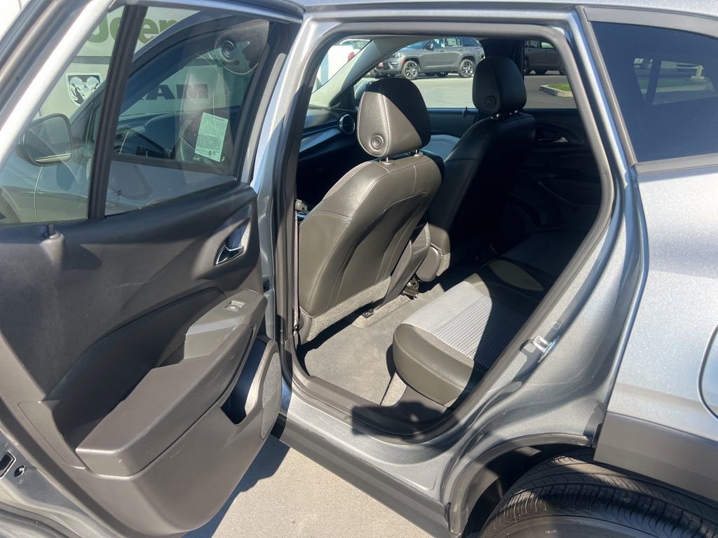 Used 2025 Chevrolet Trax LT FWD image 24
