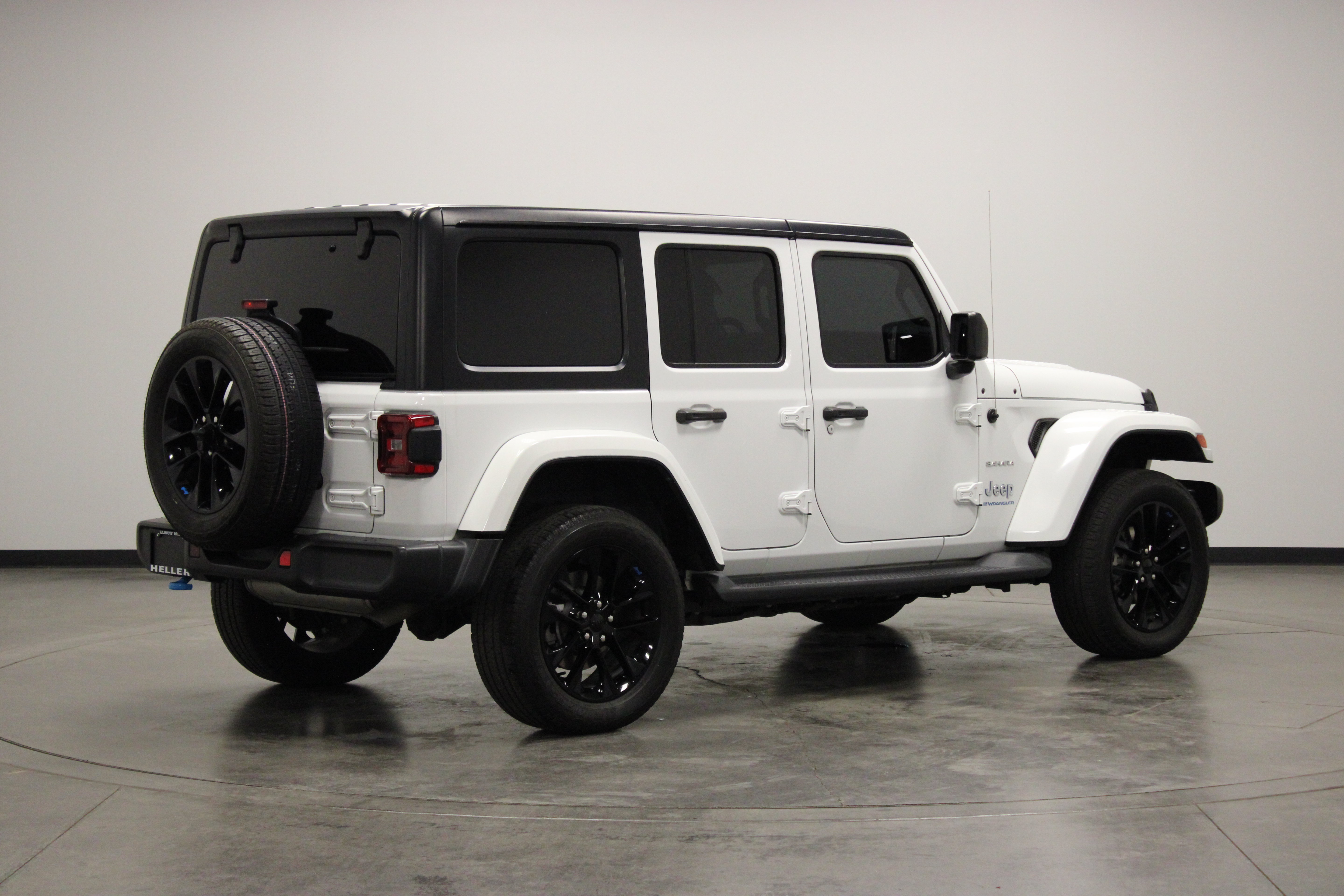 Used 2023 Jeep Wrangler Unlimited Sahara w/ Cold Weather Group AWD/4WD image 8
