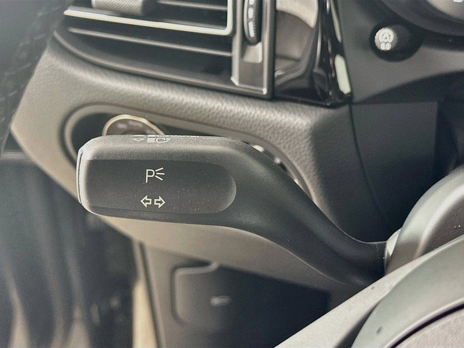 Certified 2022 Porsche Macan AWD/4WD image 20