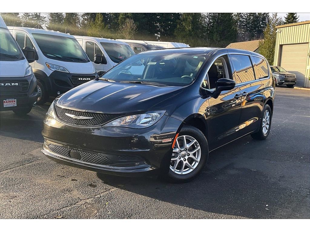 Used 2023 Chrysler Voyager LX image 2