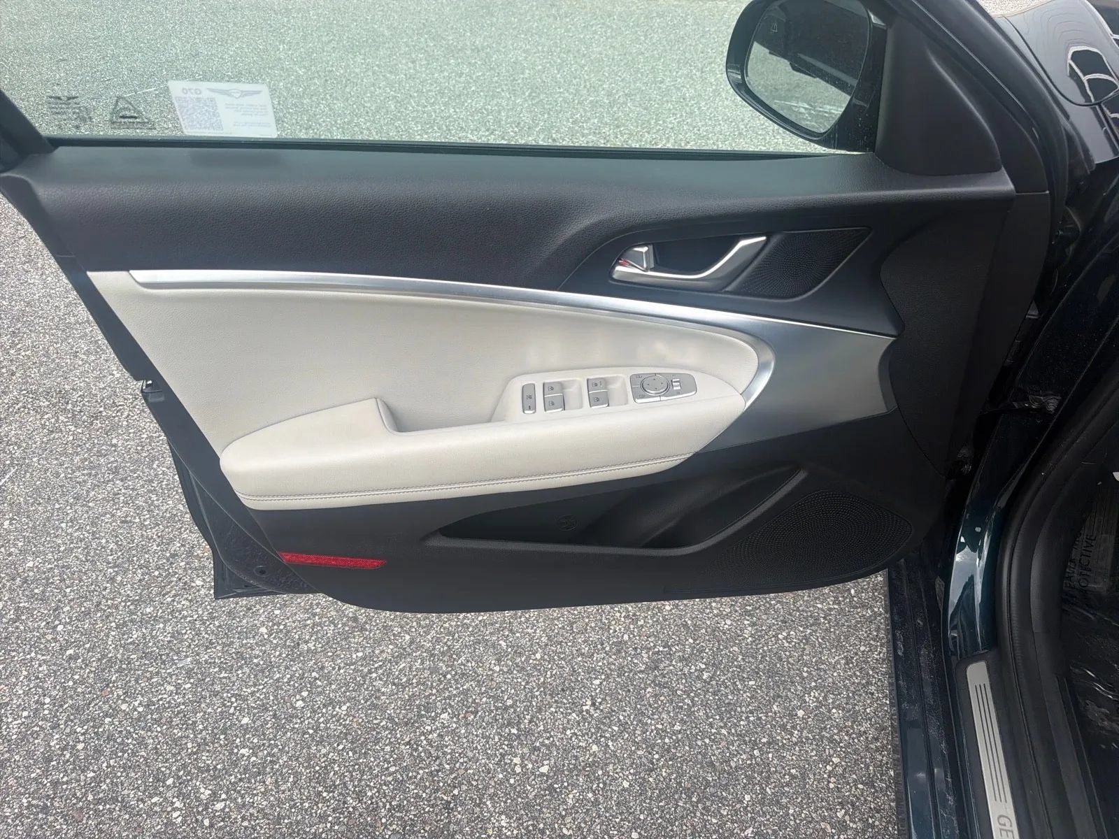 Used 2025 Genesis G70 2.5T RWD image 15