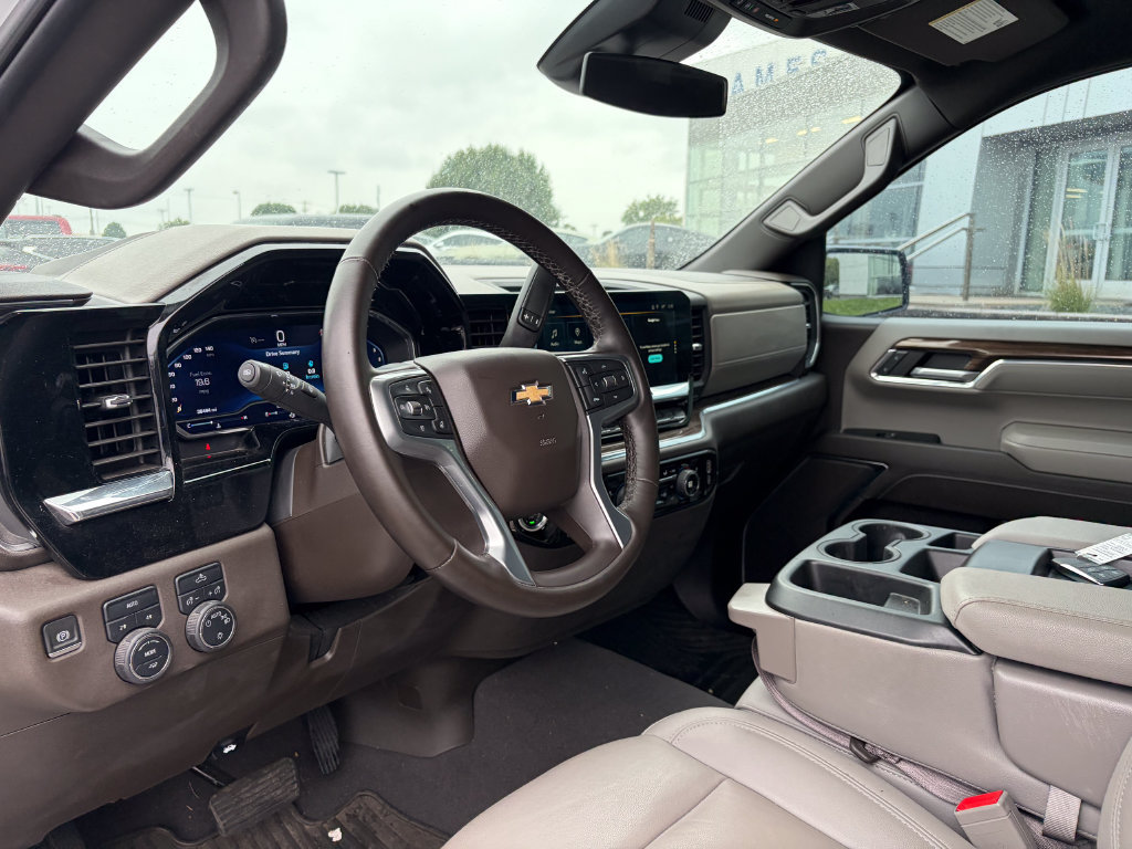 Used 2024 Chevrolet Silverado 1500 LT w/ Leather Package AWD/4WD image 9