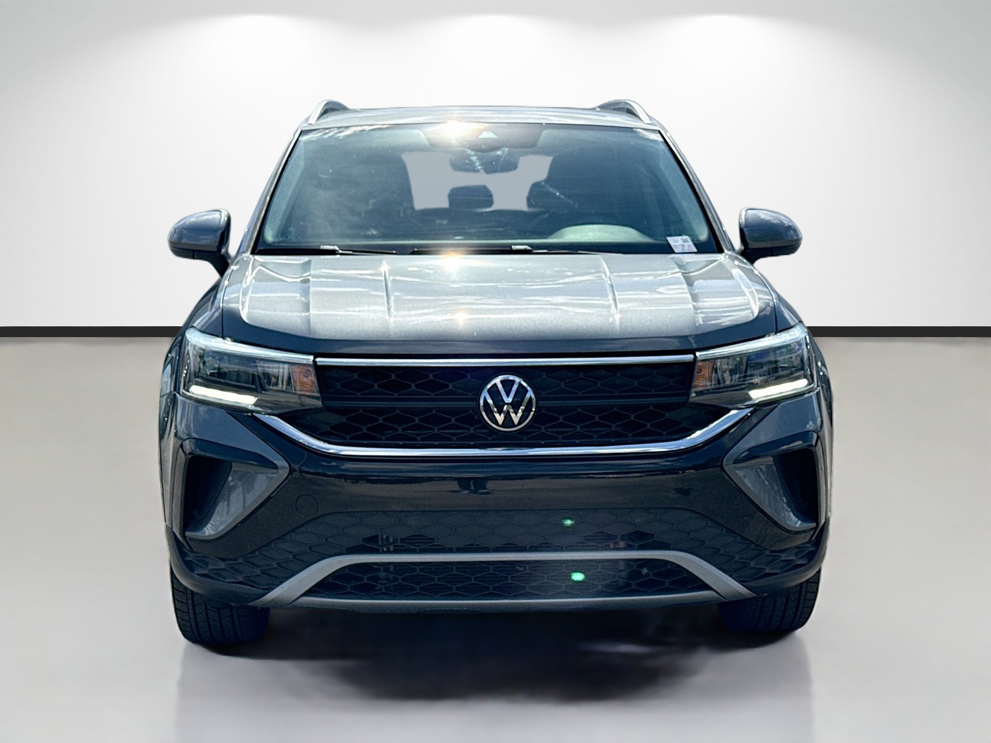 Used 2023 Volkswagen Taos SE w/ Panoramic Sunroof Package FWD image 8