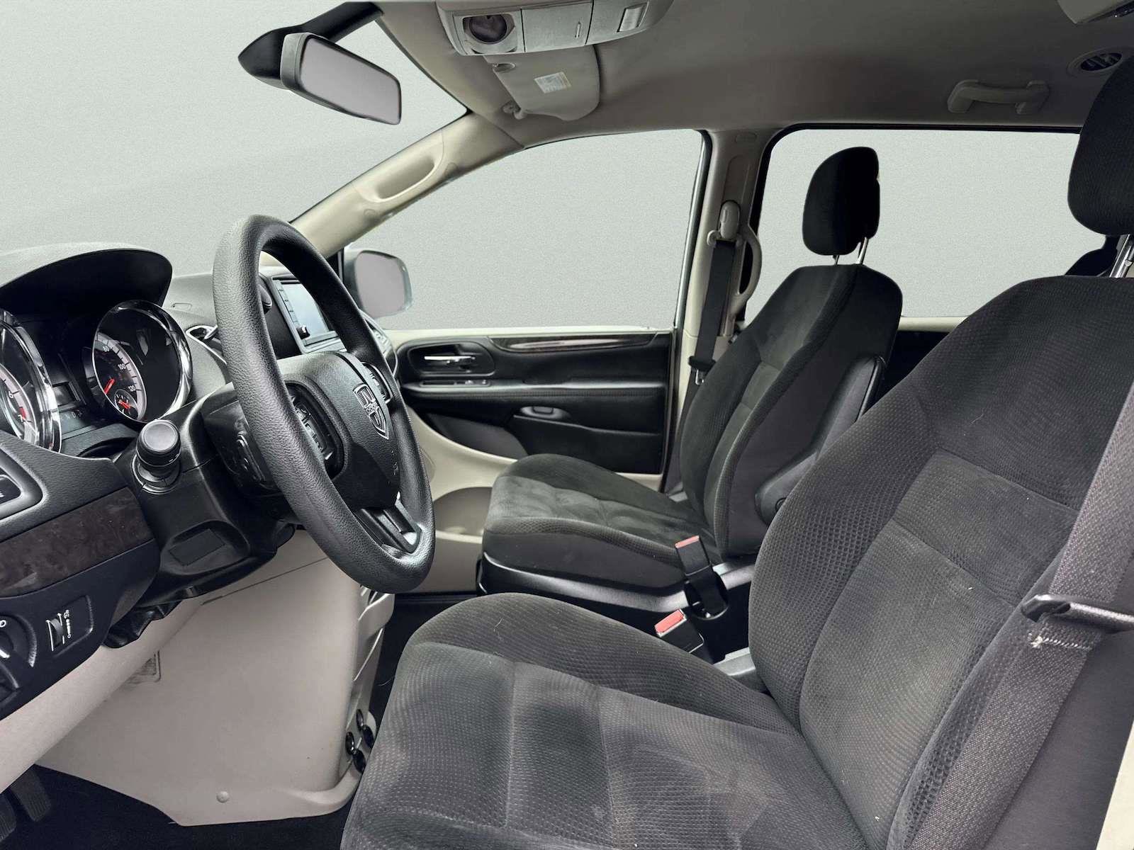 Used 2019 Dodge Grand Caravan SE w/ UConnect Hands-Free Group image 14