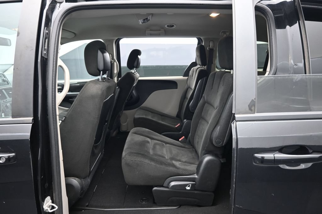 Used 2016 Dodge Grand Caravan SXT FWD image 24