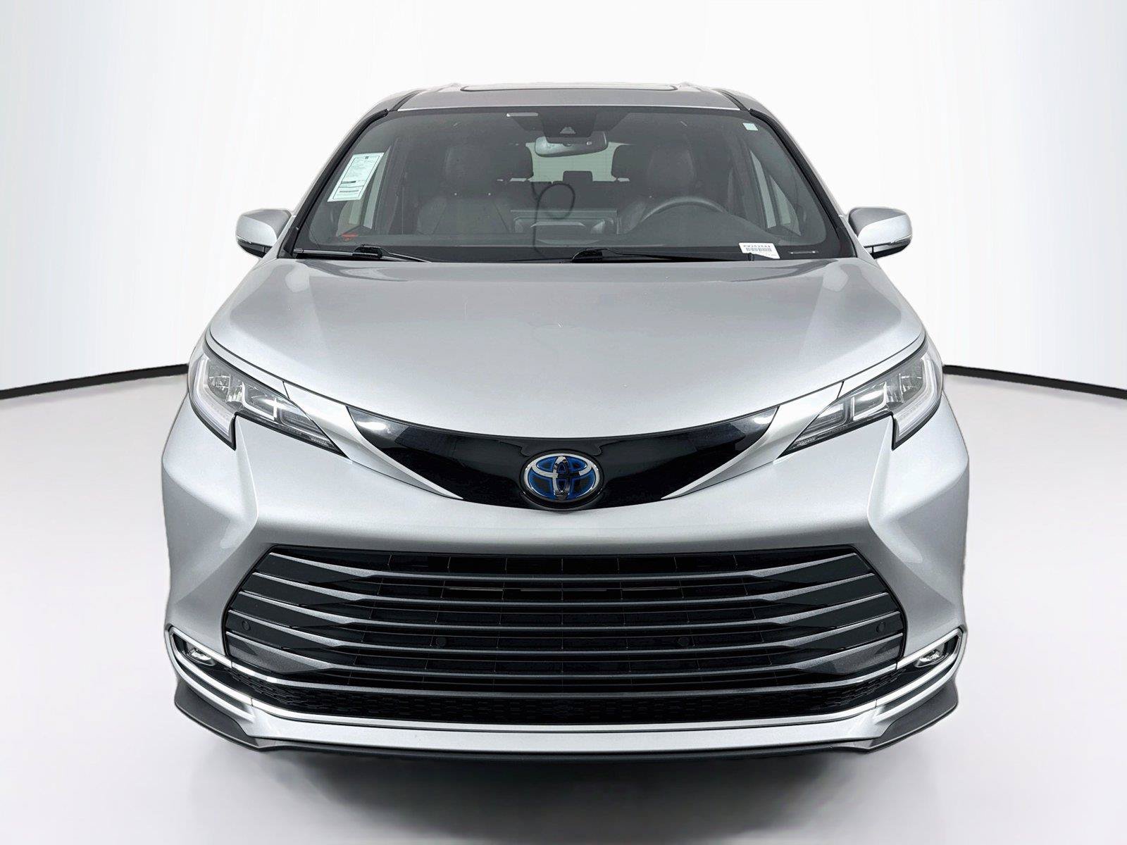 Certified 2025 Toyota Sienna Limited FWD image 9