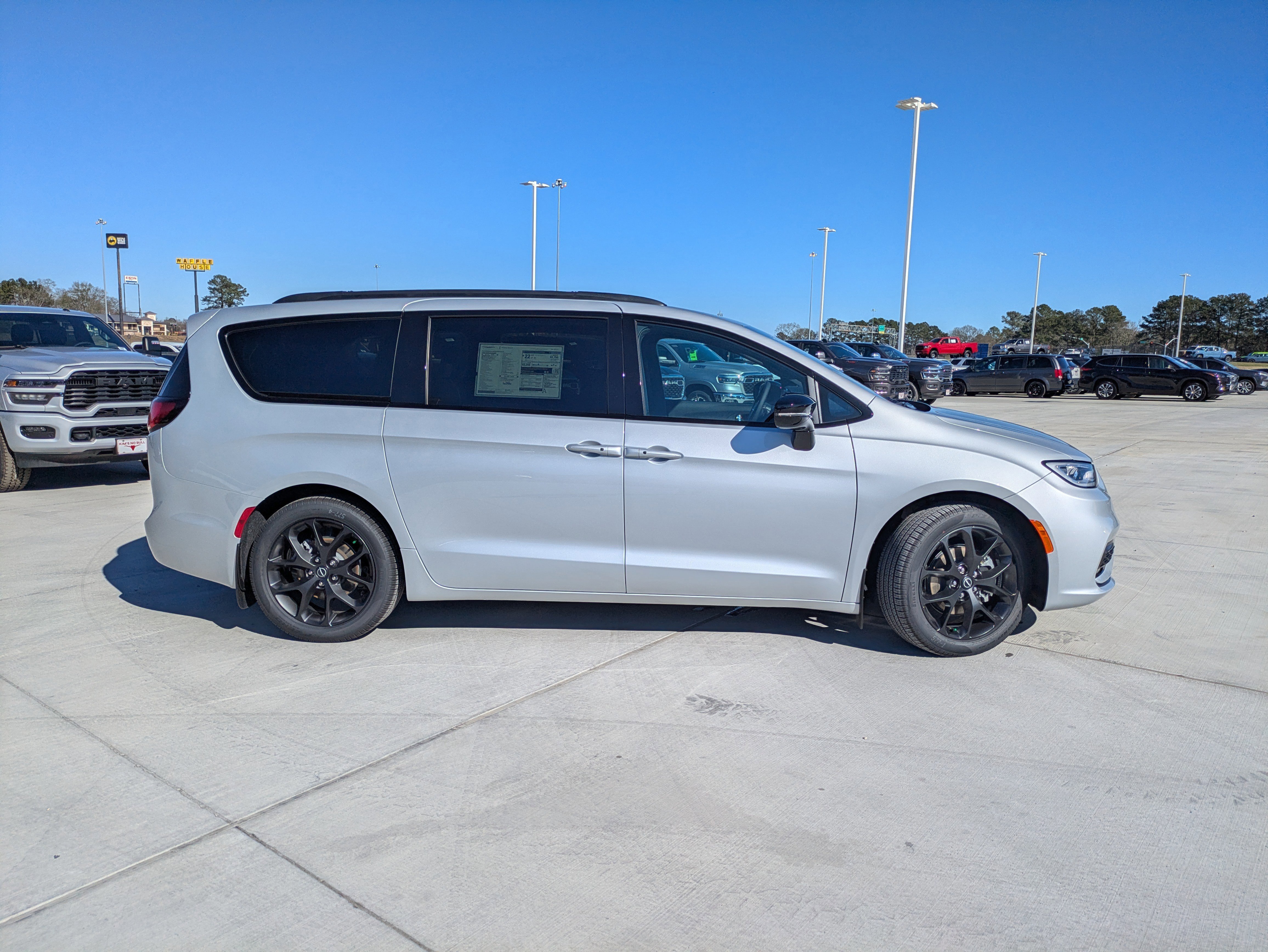 New 2026 Chrysler Pacifica Select image 8