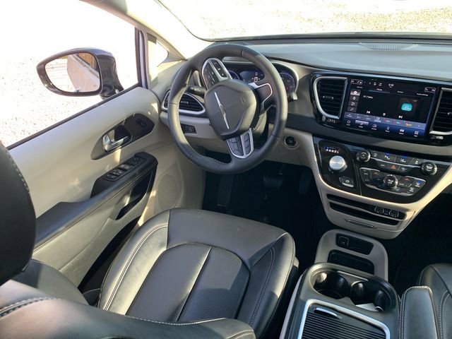 Used 2024 Chrysler Pacifica Touring-L image 19
