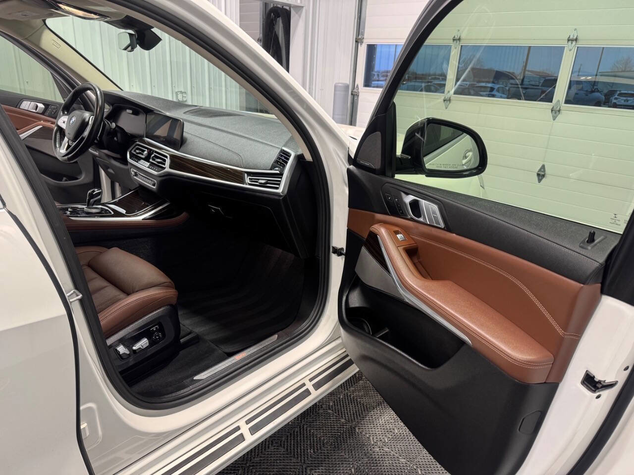 Used 2021 BMW X7 xDrive40i w/ Premium Package image 25