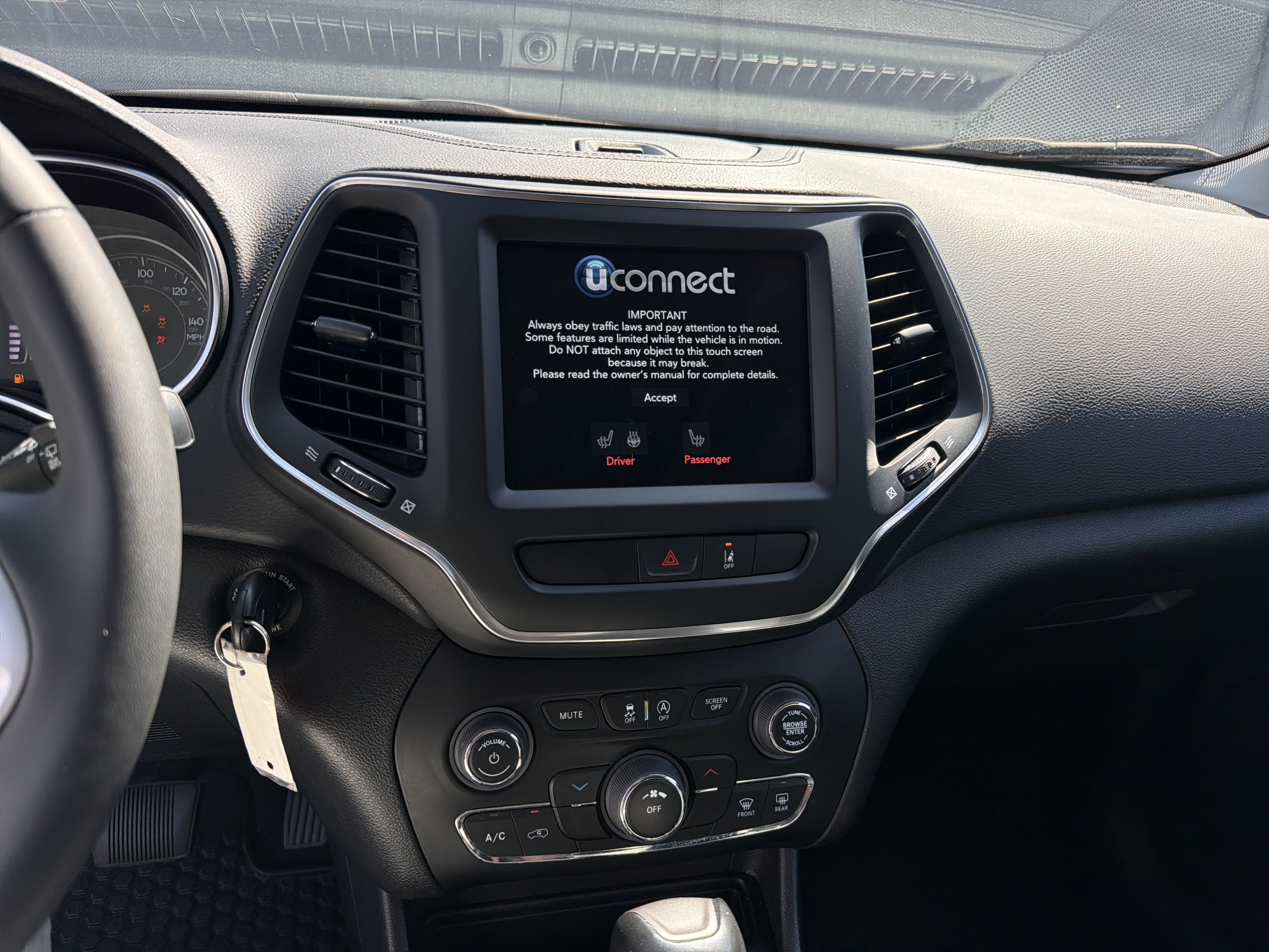 Used 2022 Jeep Cherokee Latitude w/ Sun & Sound Group AWD/4WD image 14