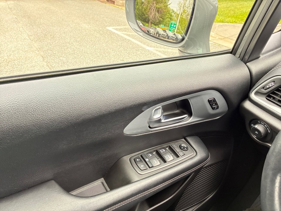 Used 2021 Chrysler Pacifica Touring-L w/ S Appearance Package FWD image 36