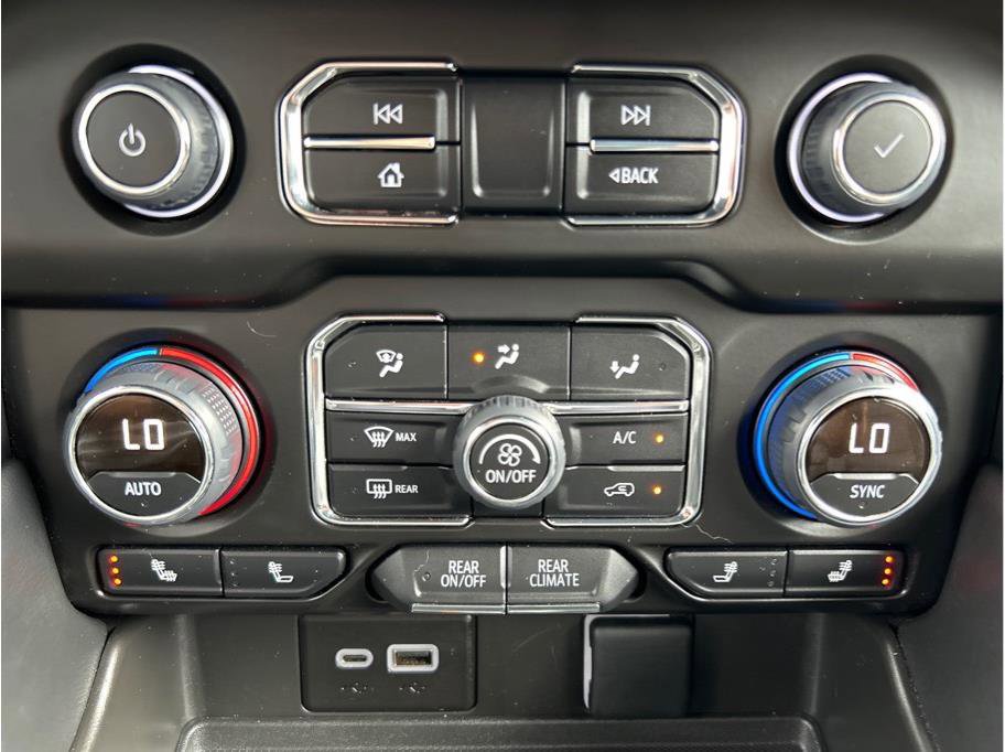 Used 2023 Chevrolet Suburban RST w/ Luxury Package image 20