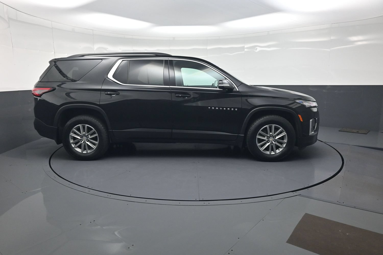 Used 2023 Chevrolet Traverse LT w/ LPO, Floor Liner Package AWD/4WD image 2